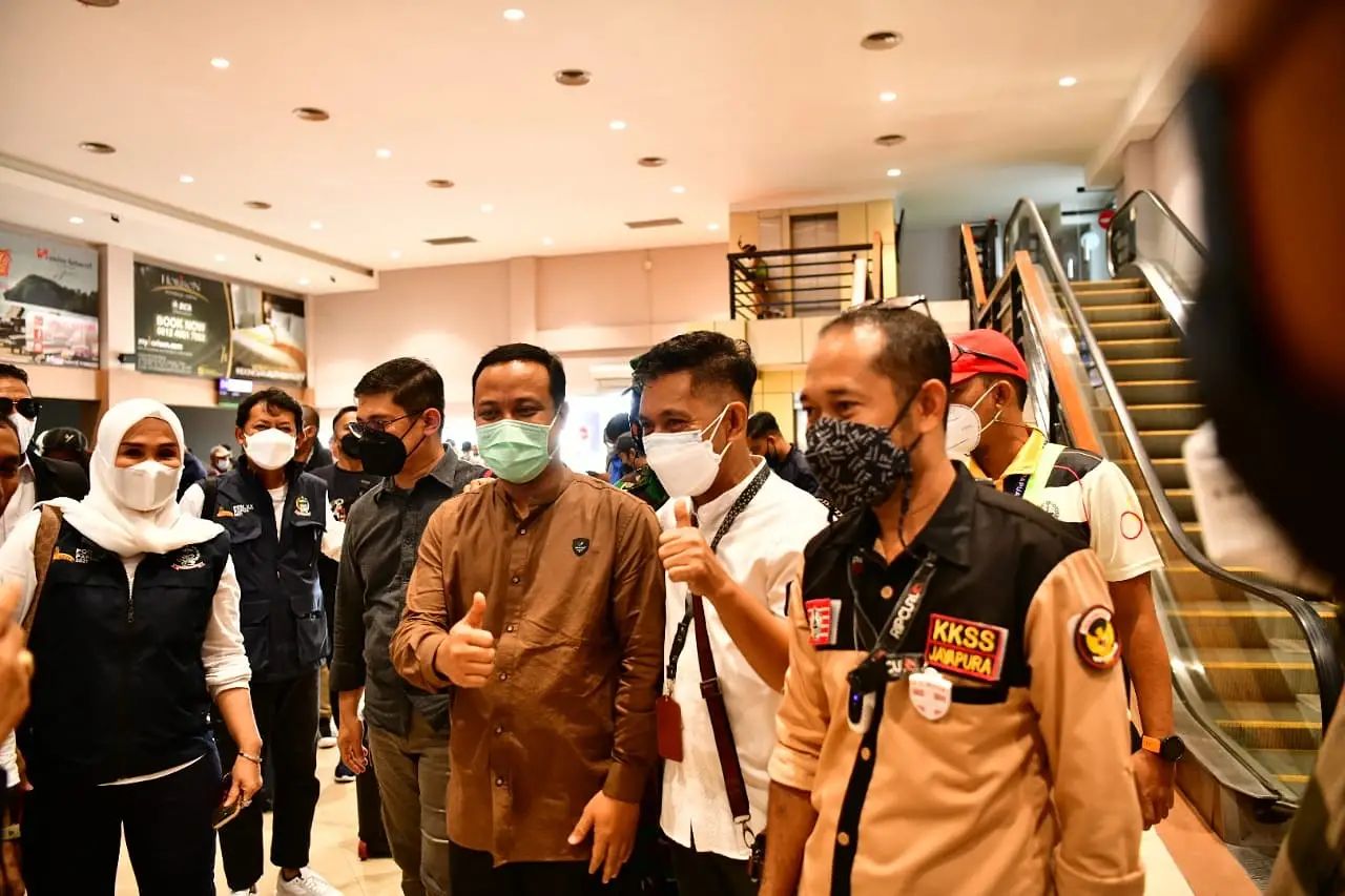 Andi Sudirman Hadiri Pembukaan PON XX Papua, Disambut Yel-Yel Ewako oleh KKSS Sulsel